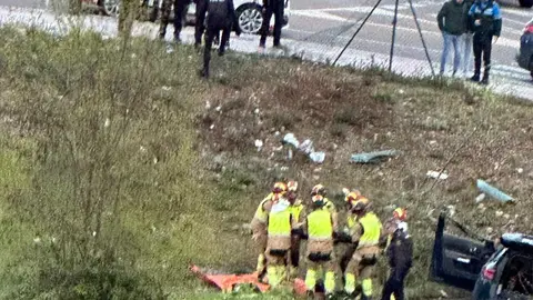 Dos policías nacionales han resultado heridos este domingo tras volcar con su coche patrulla en la rotonda de Renfe.