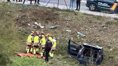 Dos policías nacionales han resultado heridos este domingo tras volcar con su coche patrulla en la rotonda de Renfe.