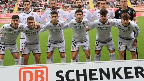 El equipo de Llona toma aire con una victoria de peso ante el Nàstic. Dos penaltis transformados por Antón Escobar dan tres puntos vitales a los leoneses en un duelo directo por el ascenso. Fotos: Isaac Llamazares