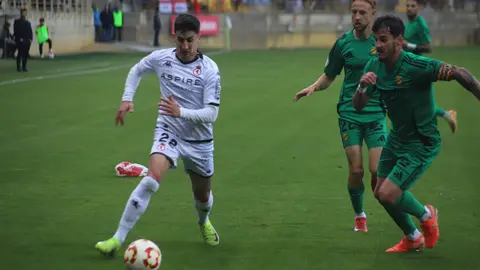 El equipo de Llona toma aire con una victoria de peso ante el Nàstic. Dos penaltis transformados por Antón Escobar dan tres puntos vitales a los leoneses en un duelo directo por el ascenso. Fotos: Isaac Llamazares