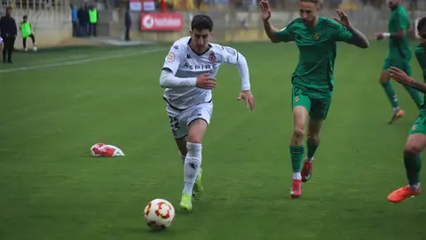 El equipo de Llona toma aire con una victoria de peso ante el Nàstic. Dos penaltis transformados por Antón Escobar dan tres puntos vitales a los leoneses en un duelo directo por el ascenso. Fotos: Isaac Llamazares