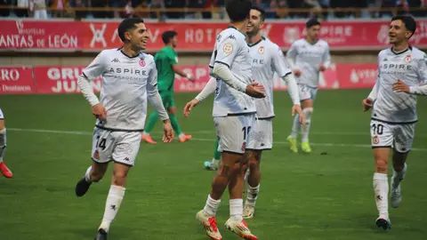 El equipo de Llona toma aire con una victoria de peso ante el Nàstic. Dos penaltis transformados por Antón Escobar dan tres puntos vitales a los leoneses en un duelo directo por el ascenso. Fotos: Isaac Llamazares