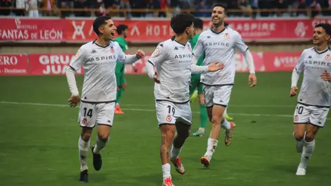 El equipo de Llona toma aire con una victoria de peso ante el Nàstic. Dos penaltis transformados por Antón Escobar dan tres puntos vitales a los leoneses en un duelo directo por el ascenso. Fotos: Isaac Llamazares