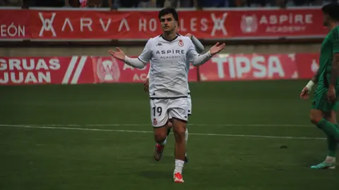 El equipo de Llona toma aire con una victoria de peso ante el Nàstic. Dos penaltis transformados por Antón Escobar dan tres puntos vitales a los leoneses en un duelo directo por el ascenso. Fotos: Isaac Llamazares