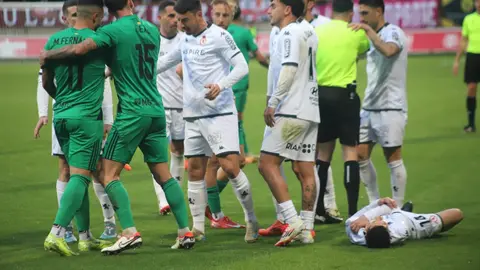 El equipo de Llona toma aire con una victoria de peso ante el Nàstic. Dos penaltis transformados por Antón Escobar dan tres puntos vitales a los leoneses en un duelo directo por el ascenso. Fotos: Isaac Llamazares