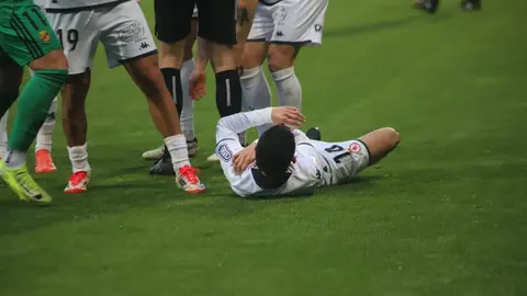 El equipo de Llona toma aire con una victoria de peso ante el Nàstic. Dos penaltis transformados por Antón Escobar dan tres puntos vitales a los leoneses en un duelo directo por el ascenso. Fotos: Isaac Llamazares