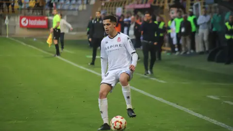 El equipo de Llona toma aire con una victoria de peso ante el Nàstic. Dos penaltis transformados por Antón Escobar dan tres puntos vitales a los leoneses en un duelo directo por el ascenso. Fotos: Isaac Llamazares