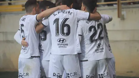 El equipo de Llona toma aire con una victoria de peso ante el Nàstic. Dos penaltis transformados por Antón Escobar dan tres puntos vitales a los leoneses en un duelo directo por el ascenso. Fotos: Isaac Llamazares