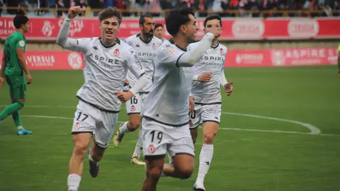 El equipo de Llona toma aire con una victoria de peso ante el Nàstic. Dos penaltis transformados por Antón Escobar dan tres puntos vitales a los leoneses en un duelo directo por el ascenso. Fotos: Isaac Llamazares