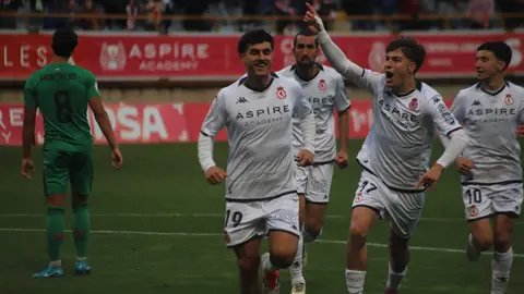 El equipo de Llona toma aire con una victoria de peso ante el Nàstic. Dos penaltis transformados por Antón Escobar dan tres puntos vitales a los leoneses en un duelo directo por el ascenso. Fotos: Isaac Llamazares