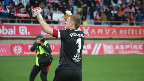 El equipo de Llona toma aire con una victoria de peso ante el Nàstic. Dos penaltis transformados por Antón Escobar dan tres puntos vitales a los leoneses en un duelo directo por el ascenso. Fotos: Isaac Llamazares