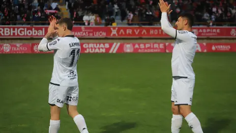 El equipo de Llona toma aire con una victoria de peso ante el Nàstic. Dos penaltis transformados por Antón Escobar dan tres puntos vitales a los leoneses en un duelo directo por el ascenso. Fotos: Isaac Llamazares