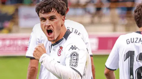 El equipo de Llona toma aire con una victoria de peso ante el Nàstic. Dos penaltis transformados por Antón Escobar dan tres puntos vitales a los leoneses en un duelo directo por el ascenso. Fotos: CyDLeonesa