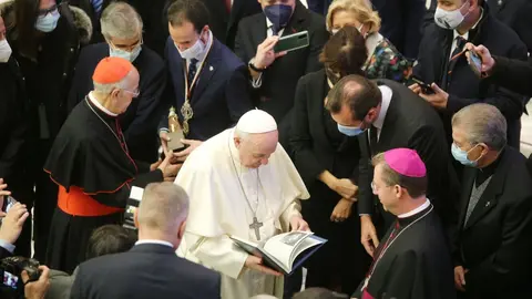 Luto por la muerte del Papa Francisco, el pontífice que recibió a Cultural y Ponferradina (2)