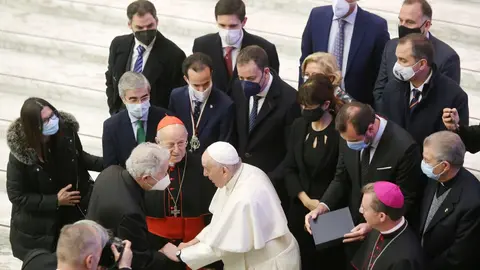 Luto por la muerte del Papa Francisco, el pontífice que recibió a Cultural y Ponferradina (7)