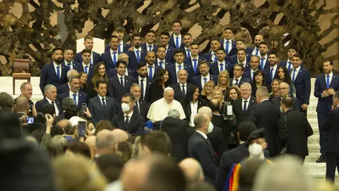Luto por la muerte del Papa Francisco, el pontífice que recibió a Cultural y Ponferradina (8)