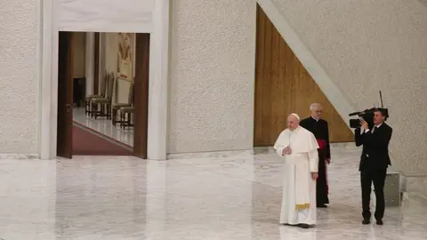 Luto por la muerte del Papa Francisco, el pontífice que recibió a Cultural y Ponferradina (9)