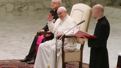 Luto por la muerte del Papa Francisco, el pontífice que recibió a Cultural y Ponferradina (10)