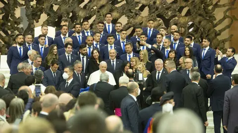 Luto por la muerte del Papa Francisco, el pontífice que recibió a Cultural y Ponferradina (10)