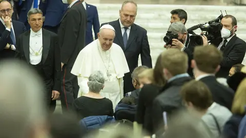Luto por la muerte del Papa Francisco, el pontífice que recibió a Cultural y Ponferradina (11)