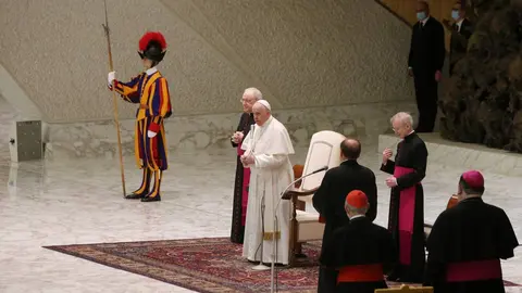 Luto por la muerte del Papa Francisco, el pontífice que recibió a Cultural y Ponferradina (12)
