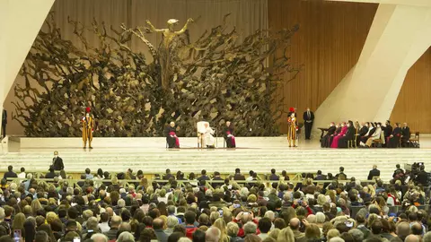 Luto por la muerte del Papa Francisco, el pontífice que recibió a Cultural y Ponferradina (12)