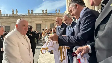 Luto por la muerte del Papa Francisco, el pontífice que recibió a Cultural y Ponferradina (16)