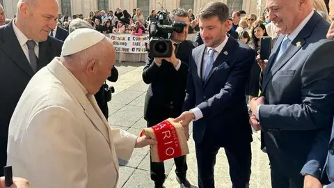Luto por la muerte del Papa Francisco, el pontífice que recibió a Cultural y Ponferradina (17)