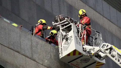 La Policía Local de León, la Policía Nacional, el Servicio de Prevención y Extinción de Incendios, la agrupación del Protección Civil del Ayuntamiento de León, Cruz Roja, Sacyl y la Sala de Emergencias y Coordinación del 112 participan en un simulacro de incendio. Foto: Peio García.