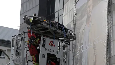La Policía Local de León, la Policía Nacional, el Servicio de Prevención y Extinción de Incendios, la agrupación del Protección Civil del Ayuntamiento de León, Cruz Roja, Sacyl y la Sala de Emergencias y Coordinación del 112 participan en un simulacro de incendio. Foto: Peio García.