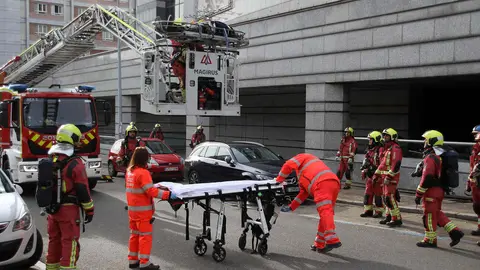 La Policía Local de León, la Policía Nacional, el Servicio de Prevención y Extinción de Incendios, la agrupación del Protección Civil del Ayuntamiento de León, Cruz Roja, Sacyl y la Sala de Emergencias y Coordinación del 112 participan en un simulacro de incendio. Foto: Peio García.