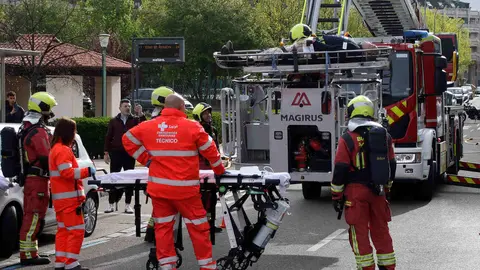 La Policía Local de León, la Policía Nacional, el Servicio de Prevención y Extinción de Incendios, la agrupación del Protección Civil del Ayuntamiento de León, Cruz Roja, Sacyl y la Sala de Emergencias y Coordinación del 112 participan en un simulacro de incendio. Foto: Peio García.