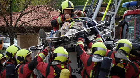 La Policía Local de León, la Policía Nacional, el Servicio de Prevención y Extinción de Incendios, la agrupación del Protección Civil del Ayuntamiento de León, Cruz Roja, Sacyl y la Sala de Emergencias y Coordinación del 112 participan en un simulacro de incendio. Foto: Peio García.