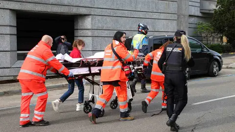 La Policía Local de León, la Policía Nacional, el Servicio de Prevención y Extinción de Incendios, la agrupación del Protección Civil del Ayuntamiento de León, Cruz Roja, Sacyl y la Sala de Emergencias y Coordinación del 112 participan en un simulacro de incendio. Foto: Peio García.