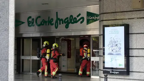La Policía Local de León, la Policía Nacional, el Servicio de Prevención y Extinción de Incendios, la agrupación del Protección Civil del Ayuntamiento de León, Cruz Roja, Sacyl y la Sala de Emergencias y Coordinación del 112 participan en un simulacro de incendio. Foto: Peio García.