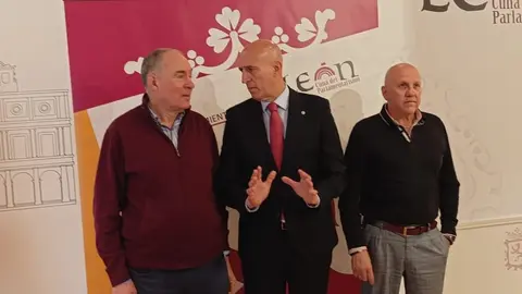 El alcalde de León, José Antonio Diez, participa en la presentación de los actos reivindicativos previstos para el 23 de abril junto al portavoz de la Unión del Pueblo Leonés, Eduardo López Sendino, y representantes de Conceyu País Llionés.