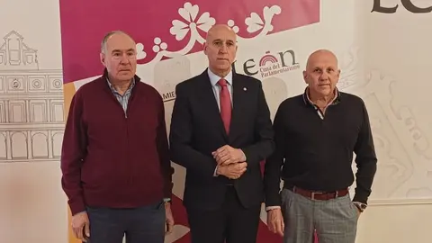 El alcalde de León, José Antonio Diez, participa en la presentación de los actos reivindicativos previstos para el 23 de abril junto al portavoz de la Unión del Pueblo Leonés, Eduardo López Sendino, y representantes de Conceyu País Llionés.