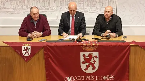 El alcalde de León, José Antonio Diez, participa en la presentación de los actos reivindicativos previstos para el 23 de abril junto al portavoz de la Unión del Pueblo Leonés, Eduardo López Sendino, y representantes de Conceyu País Llionés.