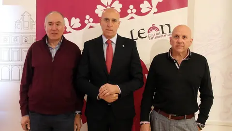 El alcalde de León, José Antonio Diez, participa en la presentación de los actos reivindicativos previstos para el 23 de abril junto al portavoz de la Unión del Pueblo Leonés, Eduardo López Sendino, y representantes de Conceyu País Llionés. Foto: Peio García.