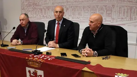 El alcalde de León, José Antonio Diez, participa en la presentación de los actos reivindicativos previstos para el 23 de abril junto al portavoz de la Unión del Pueblo Leonés, Eduardo López Sendino, y representantes de Conceyu País Llionés. Foto: Peio García.