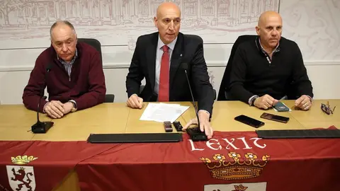 El alcalde de León, José Antonio Diez, participa en la presentación de los actos reivindicativos previstos para el 23 de abril junto al portavoz de la Unión del Pueblo Leonés, Eduardo López Sendino, y representantes de Conceyu País Llionés. Foto: Peio García.