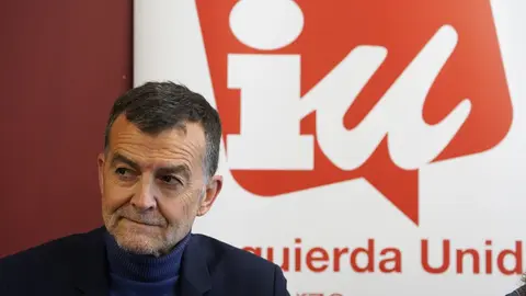 El coordinador federal de IU, Antonio Maillo, durante su visita a la sede local de la formación en Ponferrada. Foto: César Sánchez.