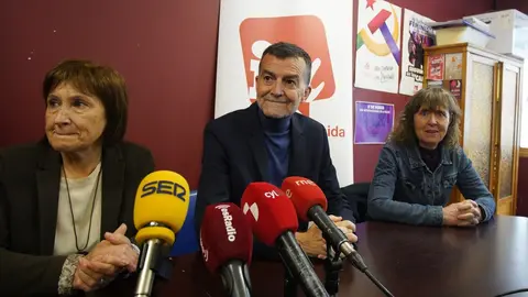 El coordinador federal de IU, Antonio Maillo, durante su visita a la sede local de la formación en Ponferrada. Foto: César Sánchez.