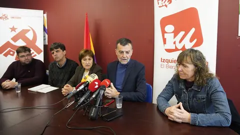 El coordinador federal de IU, Antonio Maillo, durante su visita a la sede local de la formación en Ponferrada. Foto: César Sánchez.