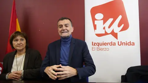 El coordinador federal de IU, Antonio Maillo, durante su visita a la sede local de la formación en Ponferrada. Foto: César Sánchez.
