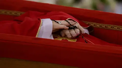 La Santa Sede ha difundido las primeras imágenes de los restos mortales del papa Francisco en la capilla de Santa Marta, en el Vaticano, donde acudía diariamente a rezar.
