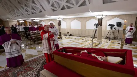 La Santa Sede ha difundido las primeras imágenes de los restos mortales del papa Francisco en la capilla de Santa Marta, en el Vaticano, donde acudía diariamente a rezar.