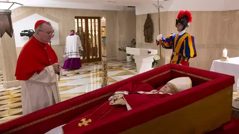 La Santa Sede ha difundido las primeras imágenes de los restos mortales del papa Francisco en la capilla de Santa Marta, en el Vaticano, donde acudía diariamente a rezar.
