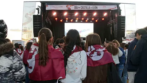 Miles de jóvenes participan en las actuaciones programadas por la Junta con motivo de la celebración del Día de la Comunidad. Foto: Peio García