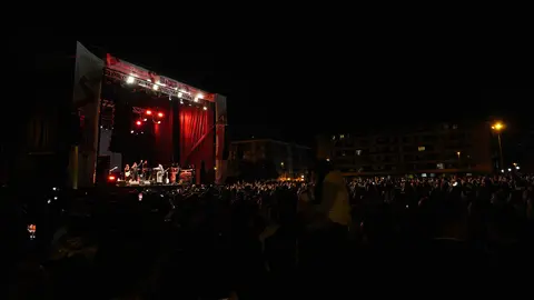 El dúo madrileño hace vibrar a miles de bercianos con sus grandes éxitos en un concierto que celebra sus más de tres décadas de trayectoria musical. Fotos: César Sánchez